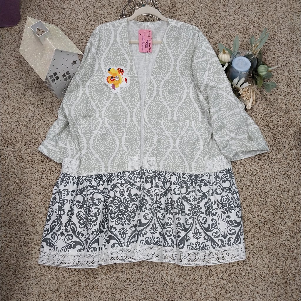 3500 Size Xl Grey And White Midi Length Duster Made From Linen And Cotton.